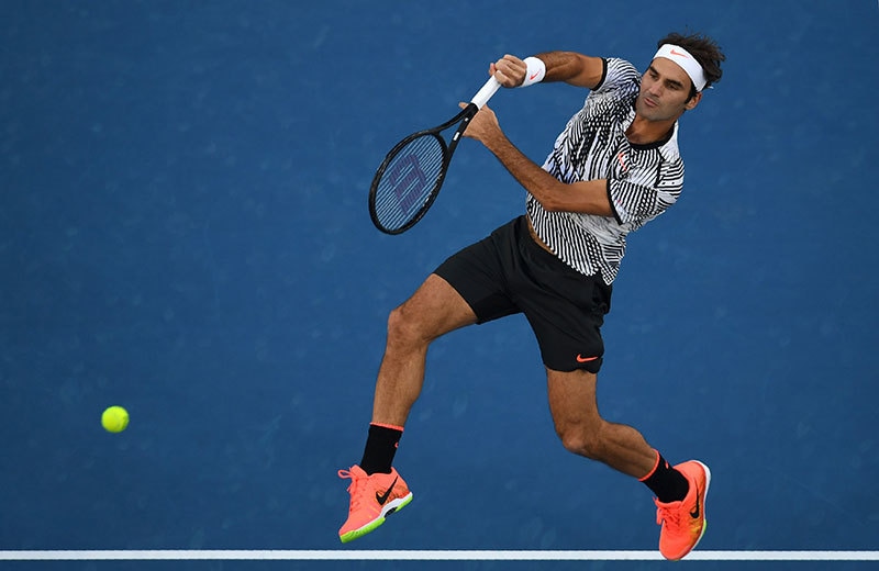 17 مرتبہ کے گرینڈ سلیم چیمپیئن راجر فیڈرر کوارٹر فائنل میں ریٹرن شاٹ کھیلتے ہوئے— فوٹو: اے ایف پی