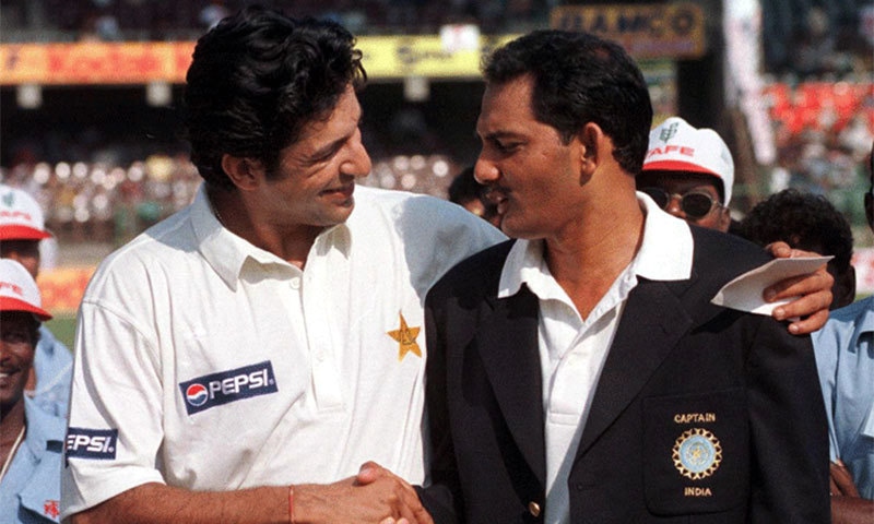 پاکستان کے کپتان وسیم اکرم اور ان کے ہندوستانی ہم منصب محمد اظہرالدین سے ٹاس کے موقع پر مصافحہ کرتے ہوئے&mdash; فوٹو: اے ایف پی