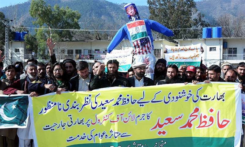 مظفر آباد: مظاہرین جماعت الدعوۃ کے سربراہ حافظ سعید کے حق میں مظاہرہ کررہے ہیں جس میں ٹرمپ اور مودی کے پتلے بھی نظر آتش کیے گئے &mdash; فوٹو / طارق نقاش