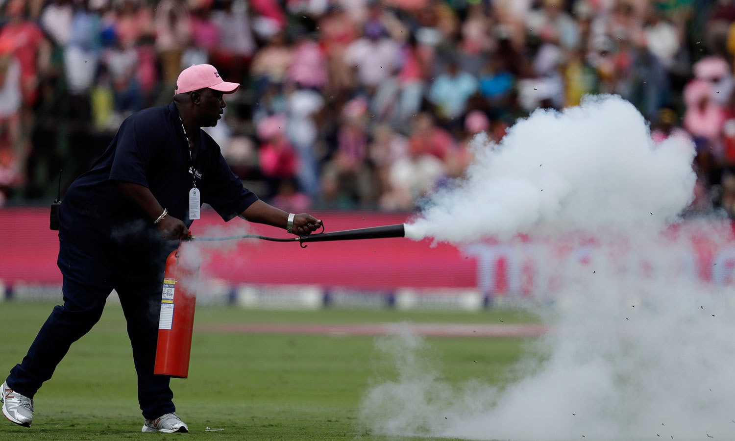 گراؤنڈ کے عملے کو مکھیوں کو بھگانے کے لیے اسپرے کرنا پڑا&mdash;فوٹو: اے پی