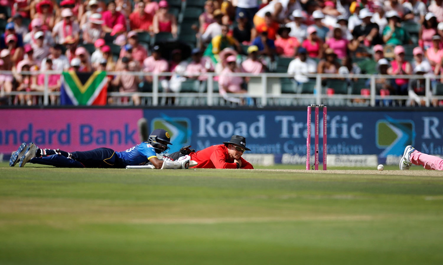 فیلڈر، امپائر اور بلے باز سب میدان میں مکھیوں سے خوفزدہ نظر آئے&mdash;فوٹو:رائٹرز