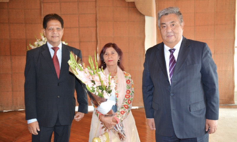 Mauritius’ High Commissioner Yusuf Elahee and his wife with a farewell bouquet presented by the dean of the diplomatic corps Bakhitbek Shabarbayev.