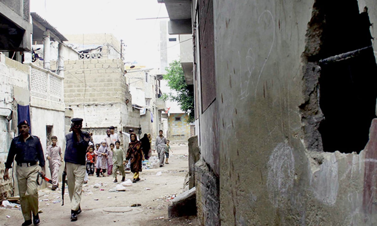 Police prepare for an operation against suspected criminals in Lyari | Mujeeb ur Rehman, White Star