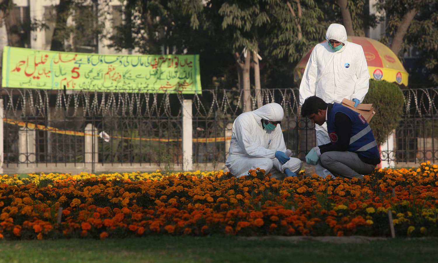 فرانزک لیبارٹری کے اہلکار انتہائی انہماک سے شواہد جمع کرنے میں مصروف ہیں — فوٹو/ رائَٹرز