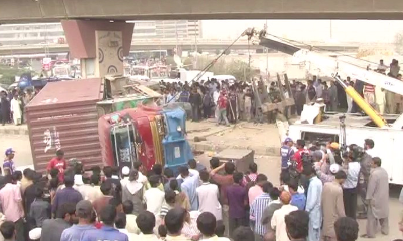 حادثے کا شکار ہونے والا ٹرالر&mdash;۔ڈان نیوز