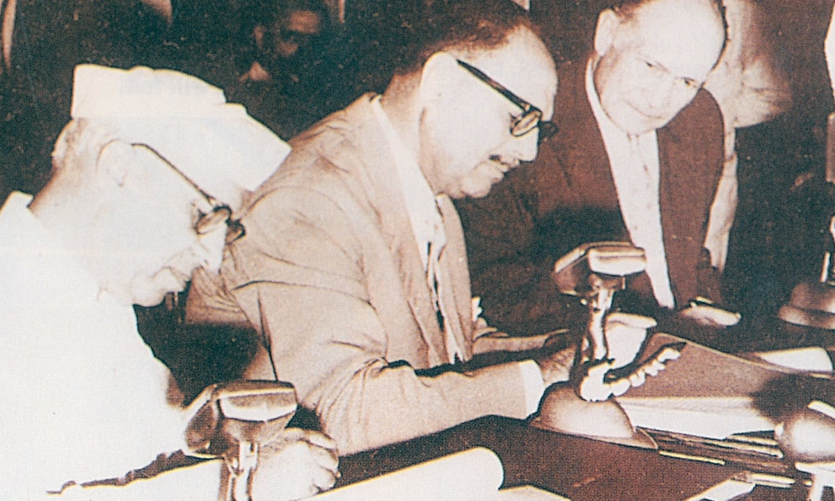 Nehru and Ayub Khan sign the Indus Water Treaty in 1962 | White Star Archives