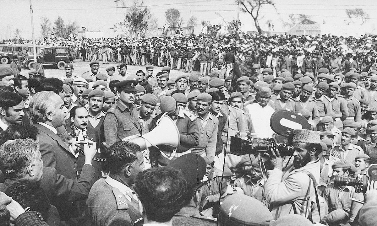 Zulfikar Ali Bhutto addresses personnel of the Pakistan army | White Star Archives