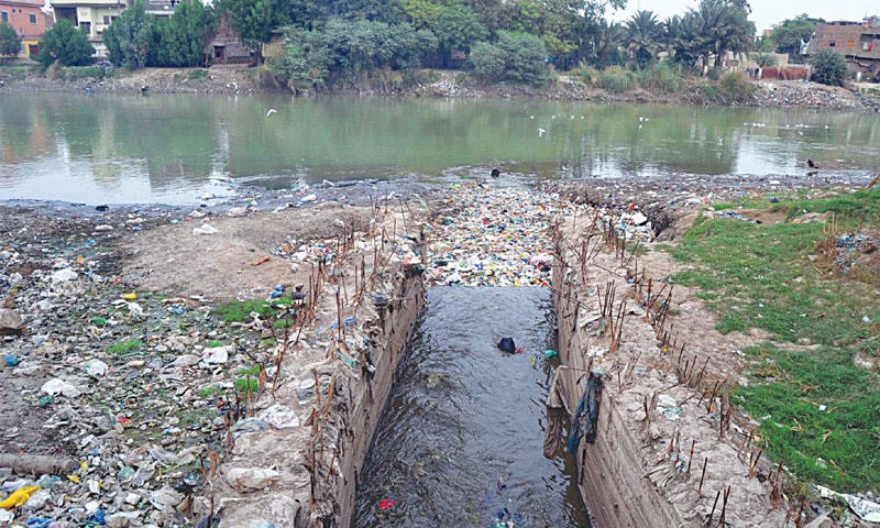 Referring to water quality analysis report, Mr Usto pointed out that PCRWR  findings show that 82pc water of Sukkur, 79pc of Shikarpur and 88pc of Larkana  is unsafe for drinking purposes.&mdash;Photo by writer