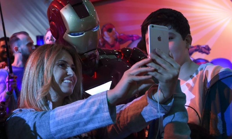 میلے میں شریک ایک خاتون سیلفی لیتے ہوئے—فوٹو: بشکریہ سی این این میلے میں شریک ایک خاتون سیلفی لیتے ہوئے—فوٹو: بشکریہ سی این این