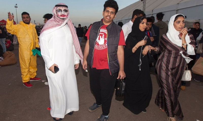 پہلی بار مرد و خواتین ایک ساتھ نظر آئے—فوٹو: بشکریہ سی این این