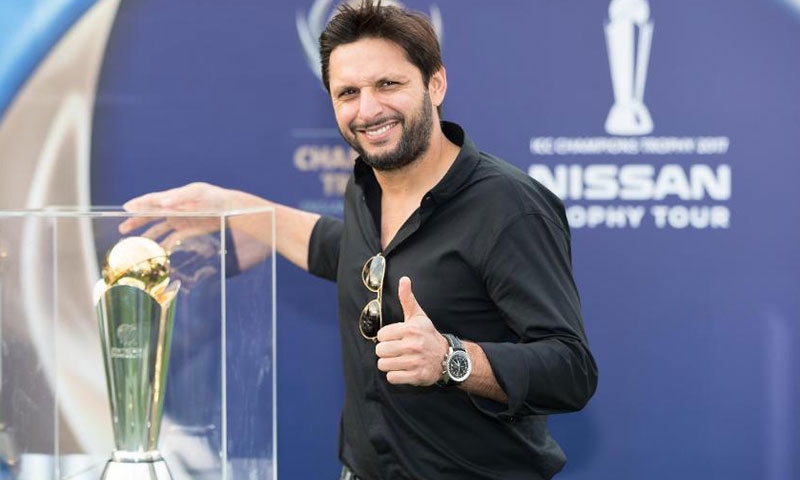 آفریدی نے ٹرافی کی تقریب رونمائی میں شرکت کی—فوٹو: آئی سی سی آفریدی نے ٹرافی کی تقریب رونمائی میں شرکت کی—فوٹو: آئی سی سی