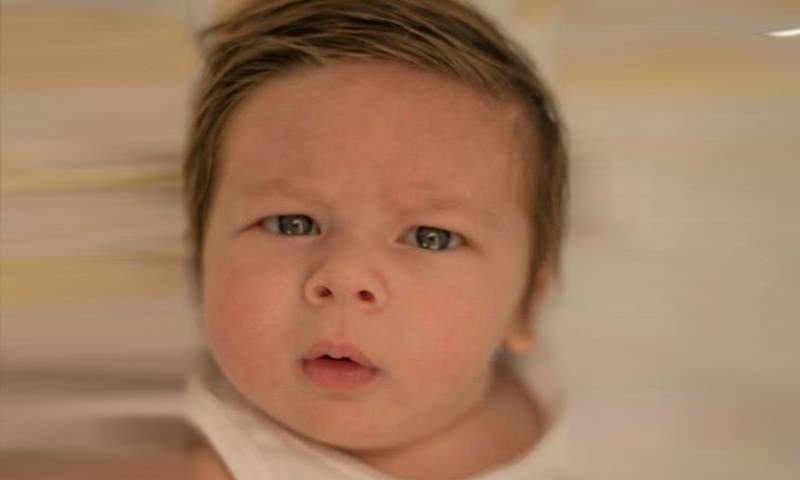 سیف اور کرینہ کے بیٹے تیمور کی تصویر گزشتہ ماہ سوشل میڈیا پر وائرل ہوئی — فوٹو/ فائل سیف اور کرینہ کے بیٹے تیمور کی تصویر گزشتہ ماہ سوشل میڈیا پر وائرل ہوئی — فوٹو/ فائل