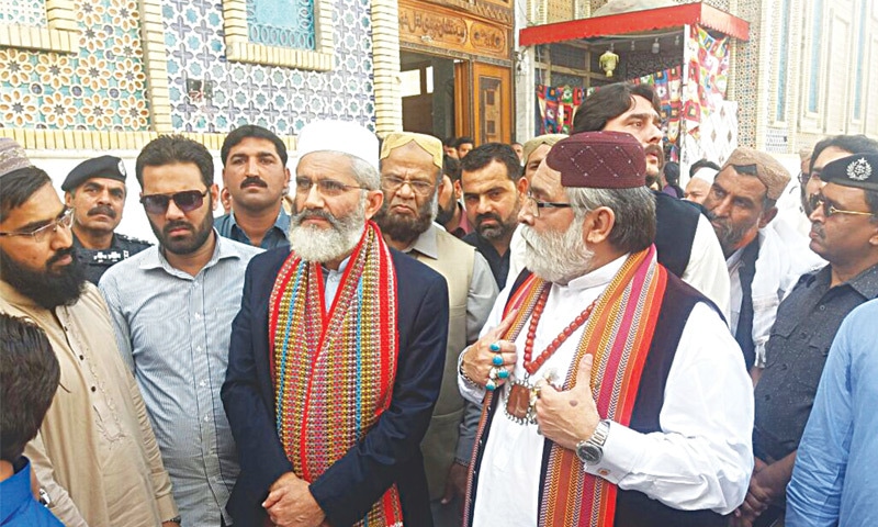 JI emir Sirajul Haq at the Qalandar&rsquo;s shrine.&mdash;Dawn