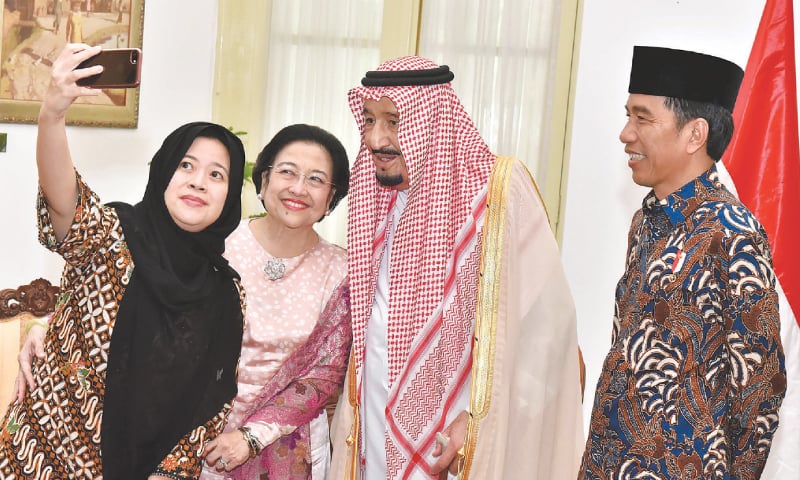 Indonesian officials and King Salman take a selfie.— AFP