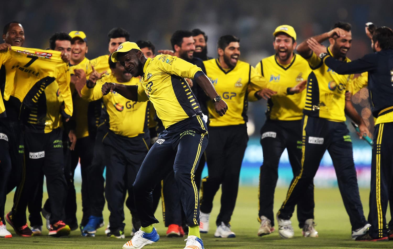 Peshawar Zalmi captain Darren Sammy celebrates with teammates his team's victory over Quetta Gladiators. ─ AFP