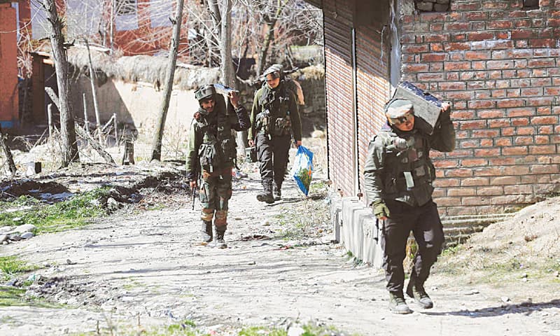 SRINAGAR: Indian soldiers carry ammunition boxes as they walk near the site of a gunfight in Nazneenpora village in India-held Kashmir on Sunday. A police officer and two suspected militants were killed in the 15-hour fighting, triggering clashes between protesters and Indian forces.—AFP SRINAGAR: Indian soldiers carry ammunition boxes as they walk near the site of a gunfight in Nazneenpora village in India-held Kashmir on Sunday. A police officer and two suspected militants were killed in the 15-hour fighting, triggering clashes between protesters and Indian forces.—AFP