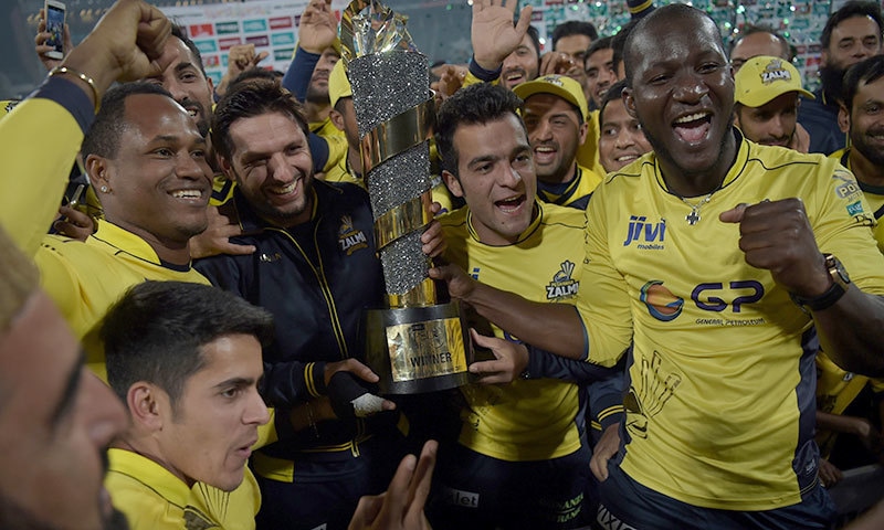 پشاور زلمی کی ٹیم پی ایس ایل ٹرافی کے ہمراہ— فوٹو: اے ایف پی پشاور زلمی کی ٹیم پی ایس ایل ٹرافی کے ہمراہ— فوٹو: اے ایف پی