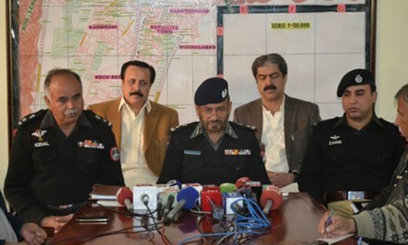 ڈی آئی جی کوئٹہ عبدالرزاق چیمہ پریس کانفرنس کرتے ہوئے&mdash;۔فوٹو/ علی شاہ