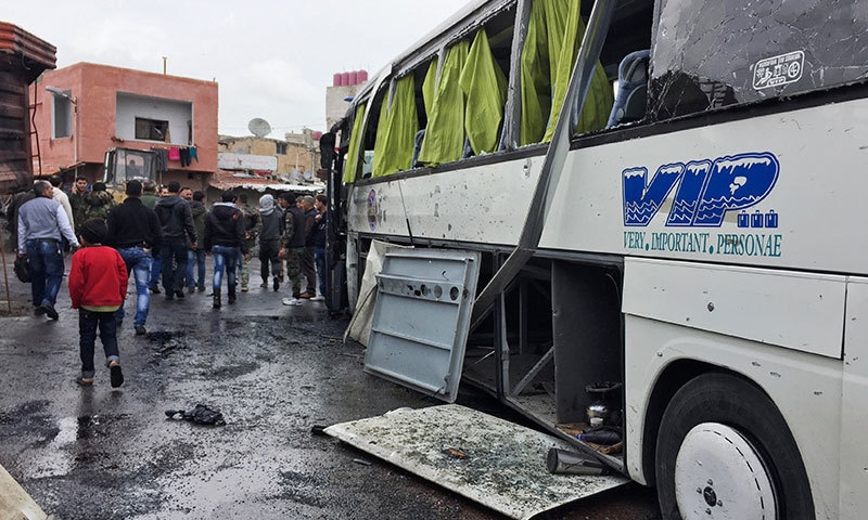 دھماکے میں سڑک سے گزرنے والی بس بری طرح متاثر ہوئی&mdash;فوٹو: رائٹرز