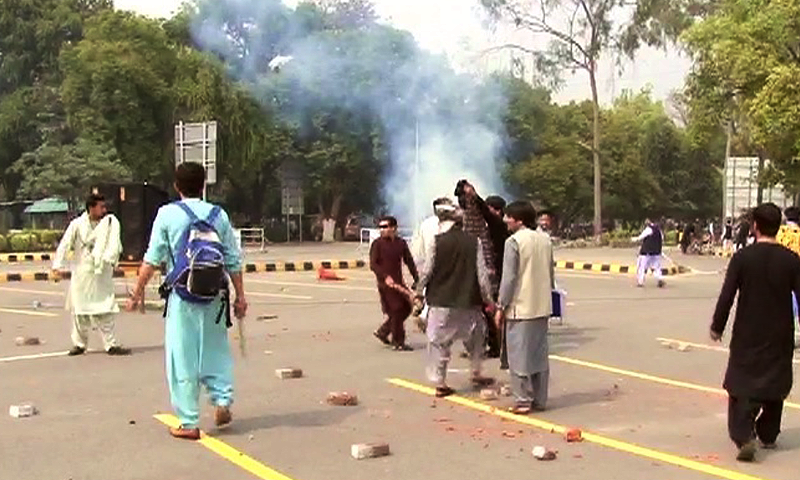 Police reached the campus and used tear gas to disperse the violent crowd.  —DawnNews screengrab