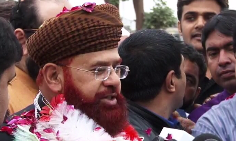 حامد سعید کاظمی اڈیالہ جیل کے باہر میڈیا سے گفتگو کرتے ہوئے&mdash;۔ڈان نیوز