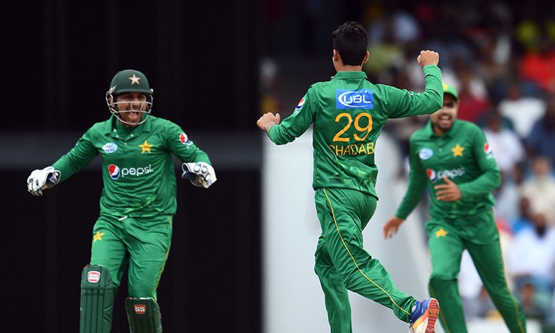 شاداب خان نے سات رنز کے عوض تین وکٹیں لیں اور میچ کے بہترین کھلاڑی قرار پائے تھے&mdash; فوٹو: اے ایف پی