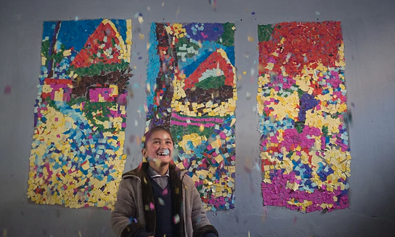 ماروی سومرو بچوں کو آرٹ کا فن بھی سکھاتی ہیں جس سے ان میں پڑھنے کا مزید شوق پیدا ہوتا ہے &mdash; فوٹو بشکریہ آئی ای آئی پاکستان