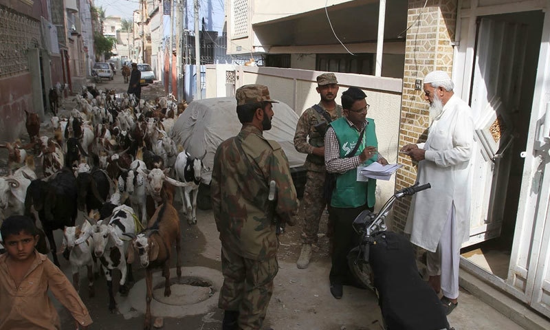 مردم شماری کے عملے میں مختلف محکموں کے 1 لاکھ 18 ہزار افراد شامل ہیں &mdash; فوٹو: اے پی
