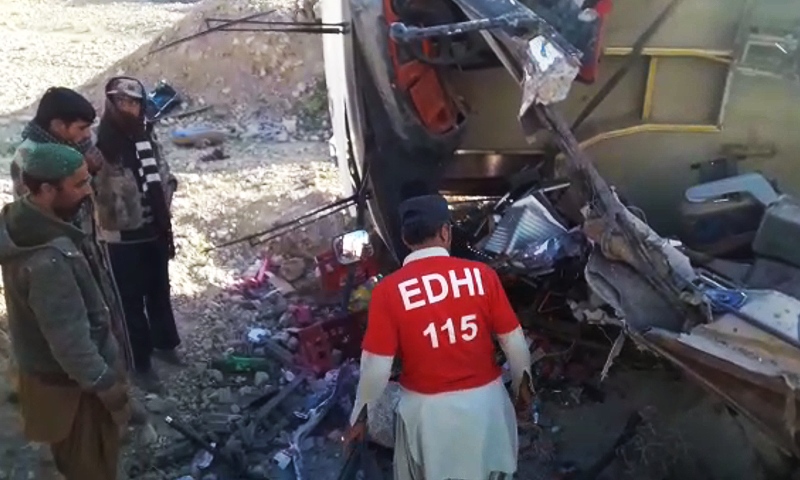 حادثے کے نتیجے میں بس مکمل طور پر تباہ ہوگئی&mdash;۔ڈان نیوز