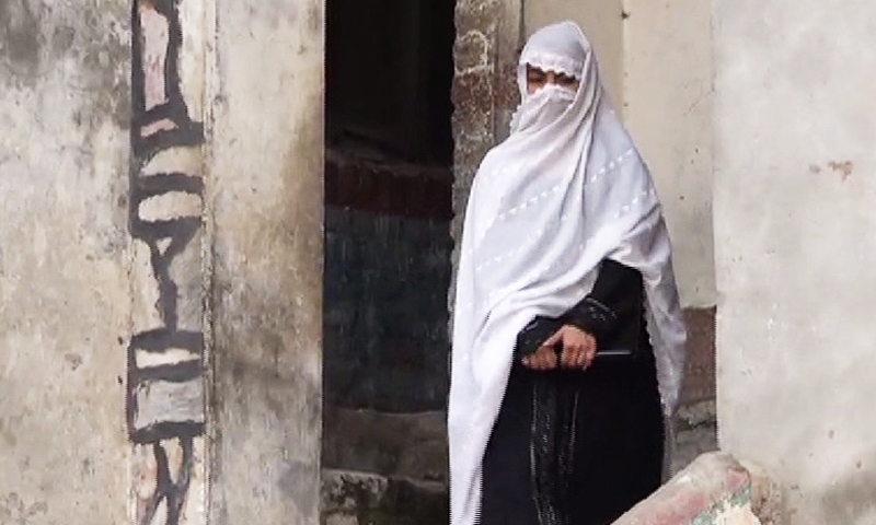 طاہرہ خود بھی تعلیم حاصل کررہی ہیں اور سوات کے ایک سکول میں بچوں کو پڑھا کر اپنے گھر کی بھی کفالت کرتی ہیں۔&mdash; فوٹو ڈان نیوز