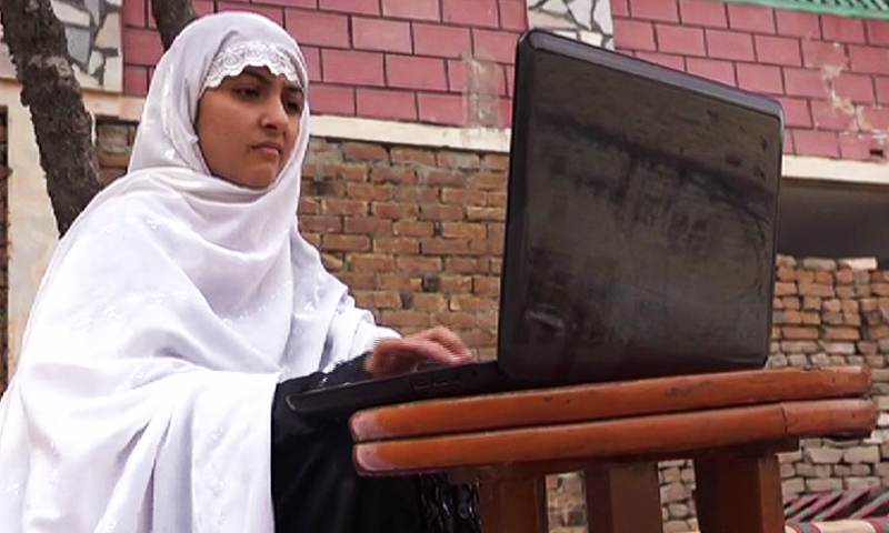 17 سالہ طاہر محمد نے مشکل حالات اور غربت کے باوجود خواتین کے تحفظ اور مقامی حکومت کو معاونت فراہم کرنے والے سافٹ ویئر تیار کیے ہیں &mdash; فوٹو ڈان نیوز