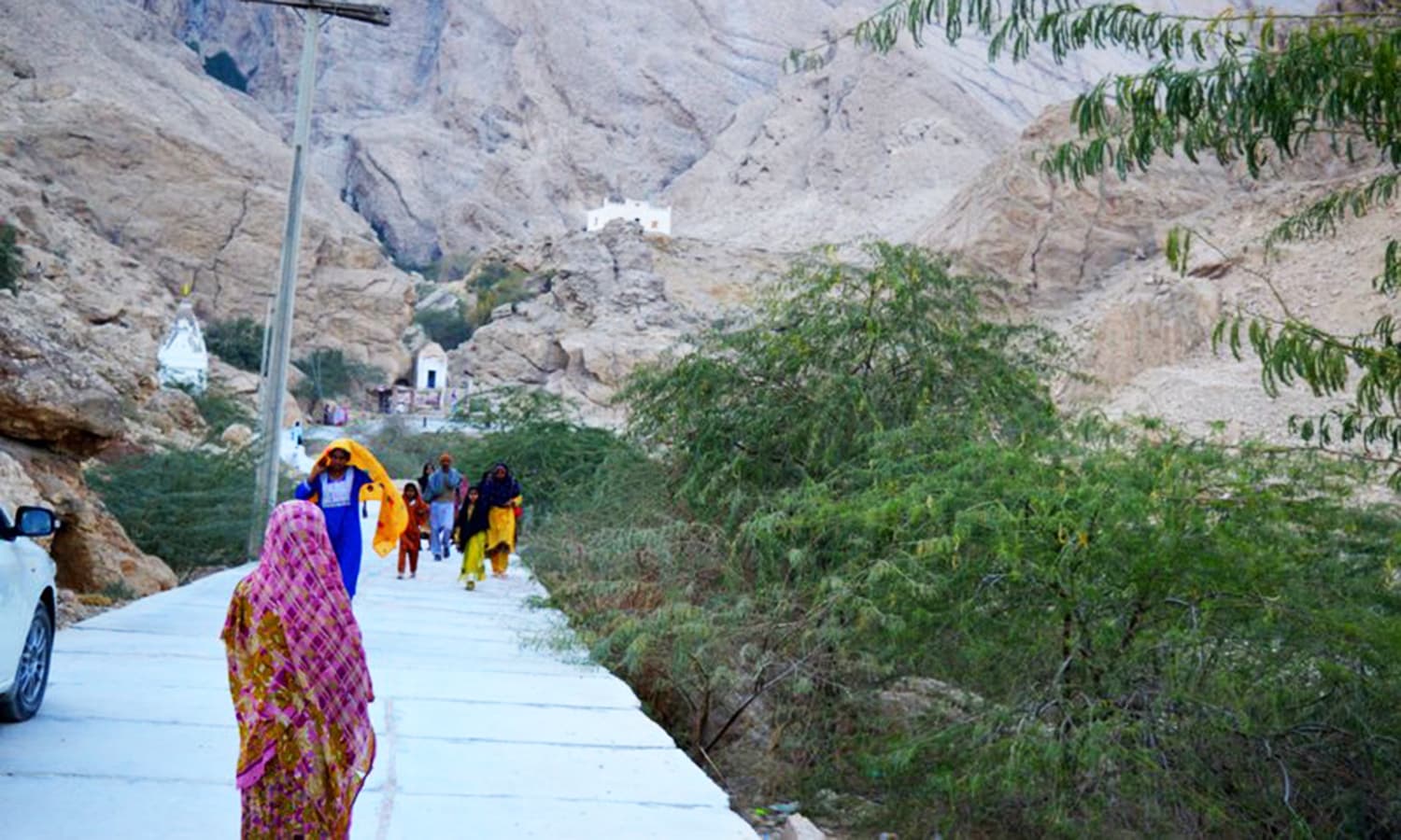 مندر پر جانے کے بعد ایک خاتون اپنے گھر جا رہی ہے — تصویر زاہدہ رحمان جت