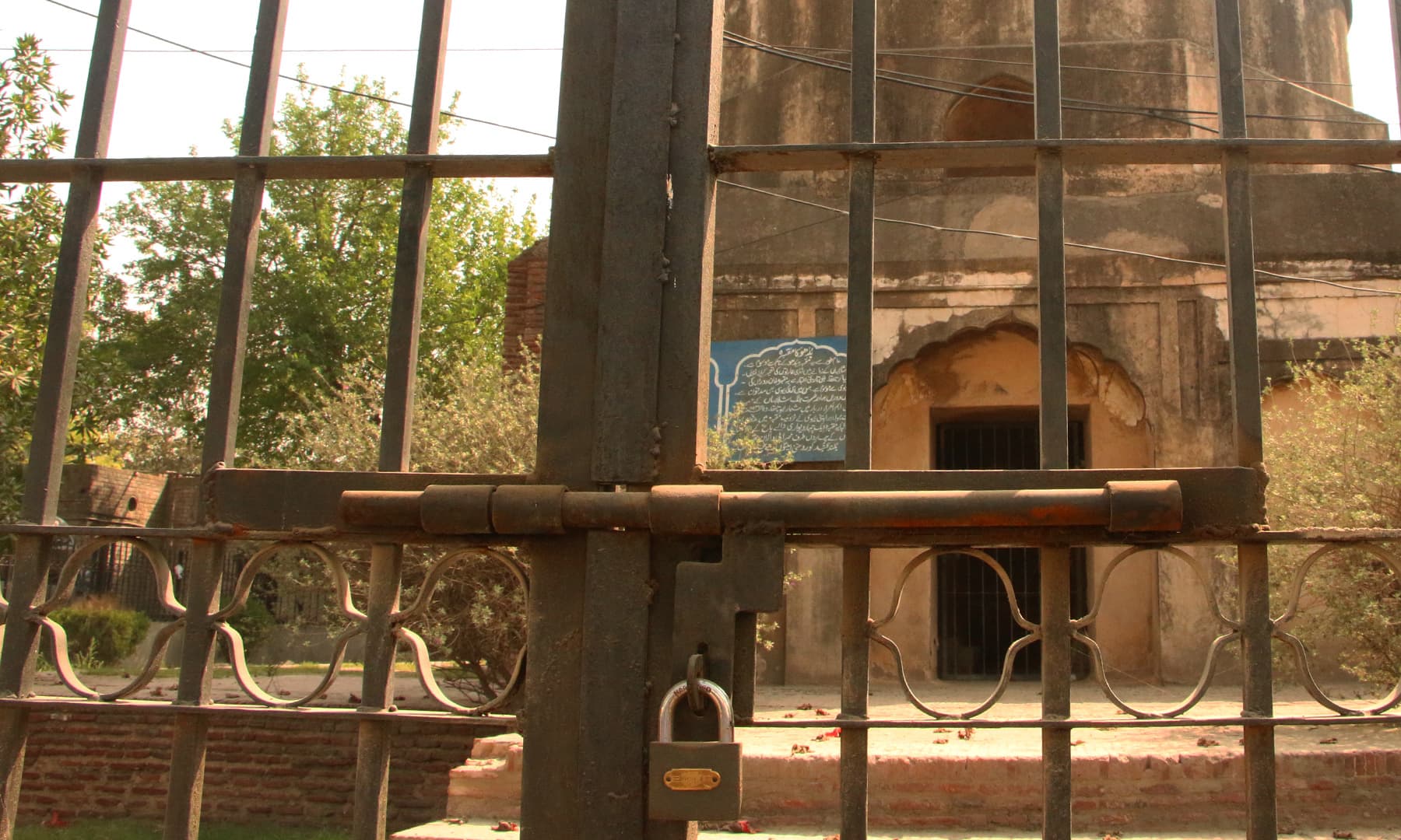 بدھو کے مقبرے کے دروازے پر تالا لگا ہے — تصویر ابراہیم کنبھر