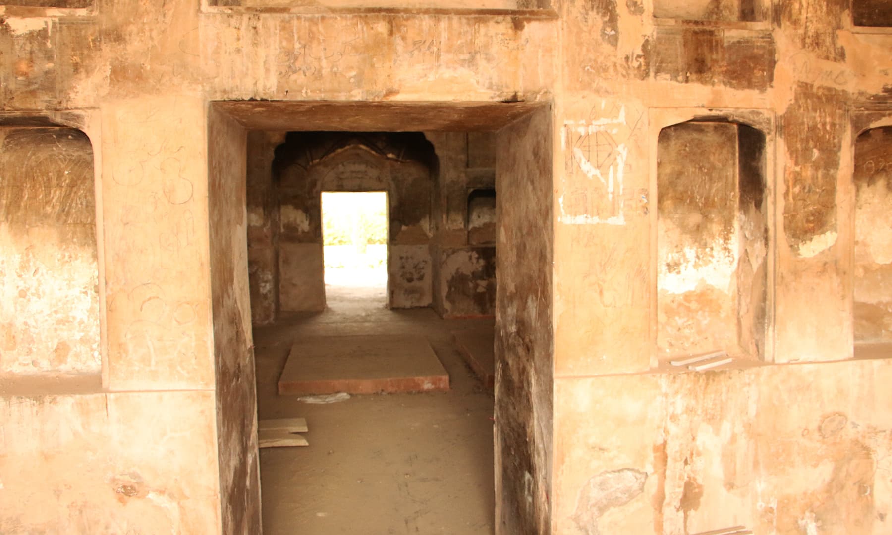 مقبرے کے اندر موجود دو قبریں — تصویر ابراہیم کنبھر