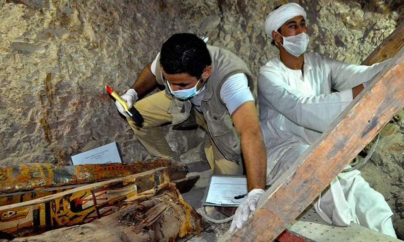 مقبرے سے ایک ہزار سے زائد مجسمے بھی ملے—فوٹو: اے ایف پی