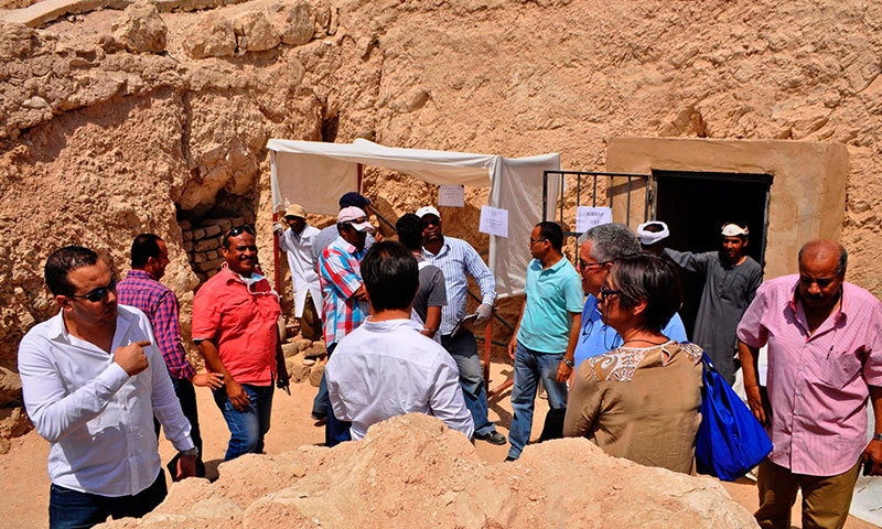 کھدائی کے دوران قدیم زمانے کے برتن بھی ملے—فوٹو: اے ایف پی