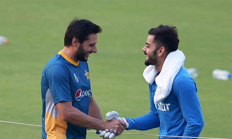 شاہد آفریدی اور ویرات کوہلی کی گزشتہ سال ورلڈ ٹی20 کے میچ سے قبل لی گئی یادگار تصویر&mdash; فائل فوٹو: اے ایف پی