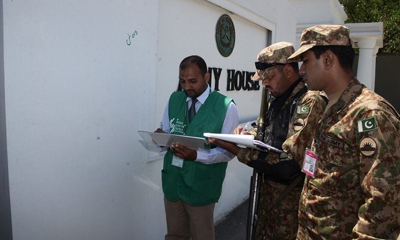 مردم شماری ٹیم آرمی ہاؤس میں اعداو شمار جمع کررہی ہے — فوٹو: آئی ایس پی آر مردم شماری ٹیم آرمی ہاؤس میں اعداو شمار جمع کررہی ہے — فوٹو: آئی ایس پی آر