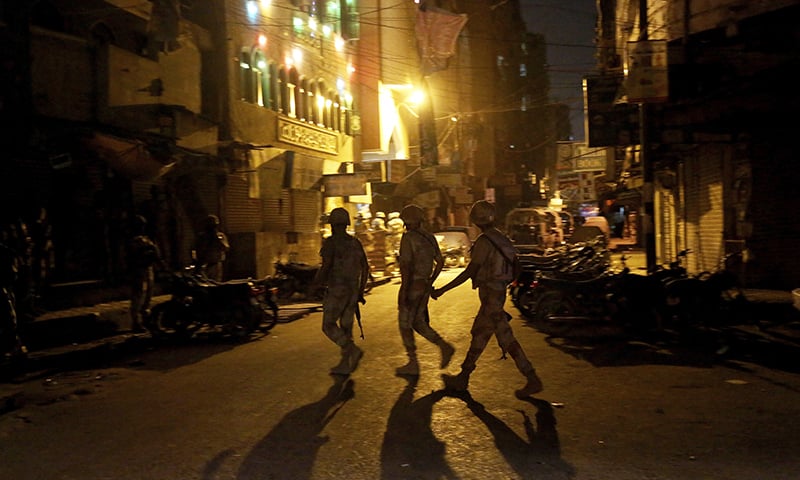 رینجرز اہلکار آپریشن رد الفساد کیلئے پوزیشن سنبھال رہے ہیں&mdash; فوٹو: اے پی