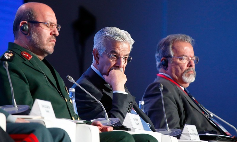 وزیر دفاع خواجہ آصف ماسکو میں انٹرنیشنل سیکیورٹی پر ہونے والی کانفرنس میں شریک ہیں — فوٹو: رائٹرز وزیر دفاع خواجہ آصف ماسکو میں انٹرنیشنل سیکیورٹی پر ہونے والی کانفرنس میں شریک ہیں — فوٹو: رائٹرز