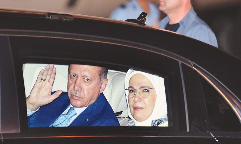 ترک صدر طیب اردگان اور ان کی اہلیہ دہلی ایئرپورٹ سے نکلتے ہوئے — فوٹو / اے پی ترک صدر طیب اردگان اور ان کی اہلیہ دہلی ایئرپورٹ سے نکلتے ہوئے — فوٹو / اے پی