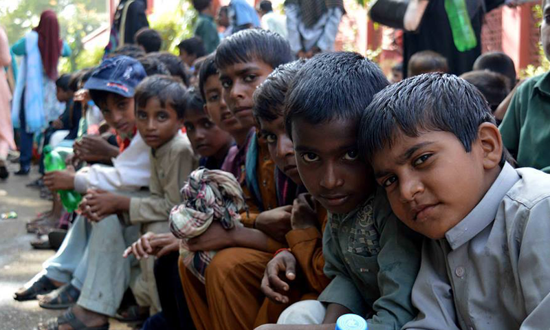 اس اسکول میں وہ بچے تعلیم حاصل کررہے ہیں،جنہوں نے غربت کے باعث کم عمری میں ہی محنت مزدوری شروع کردی۔ &mdash; فوٹو بشکریہ ادارہ الخیر فیس بک پیج