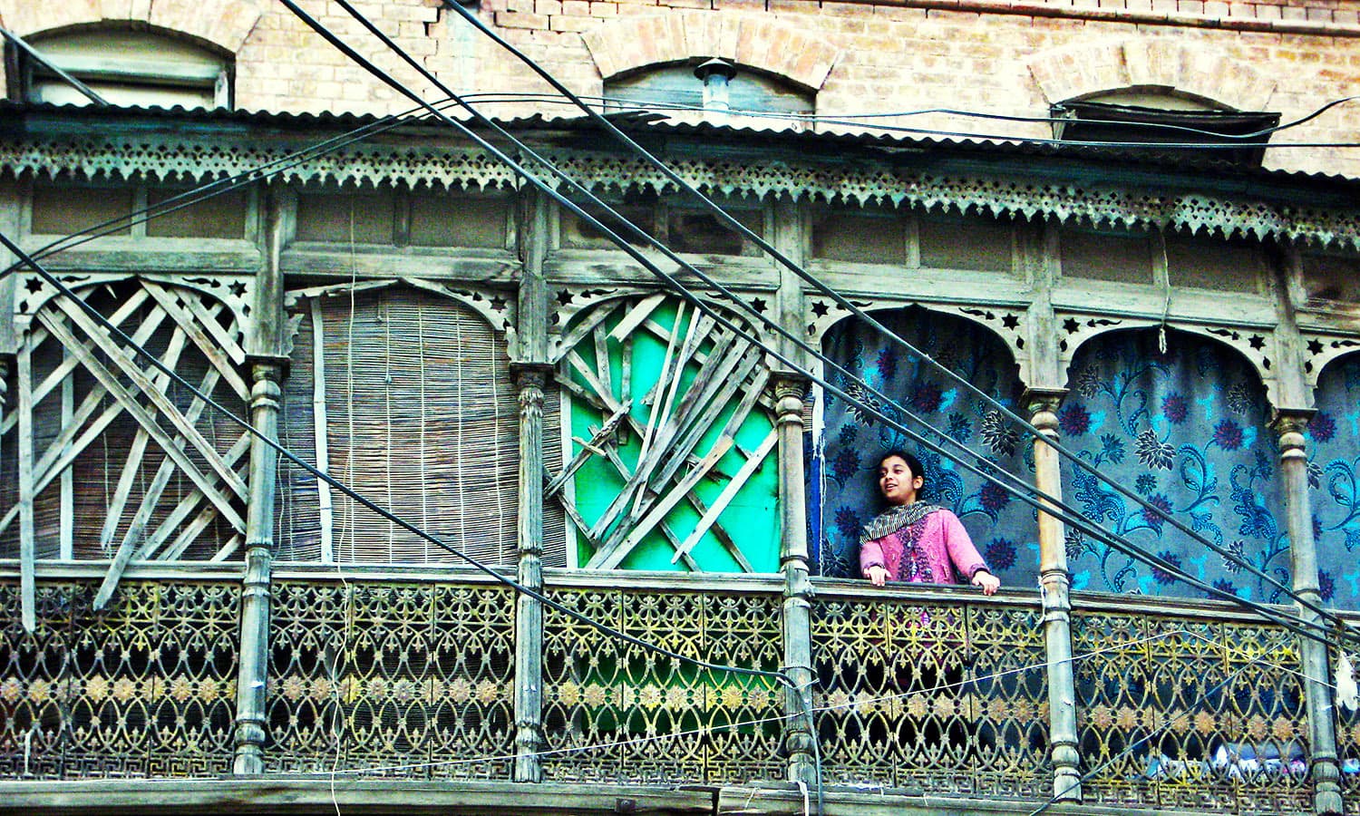 The neighbourhood was dotted with similar colonial-style galleries of colourful old houses.