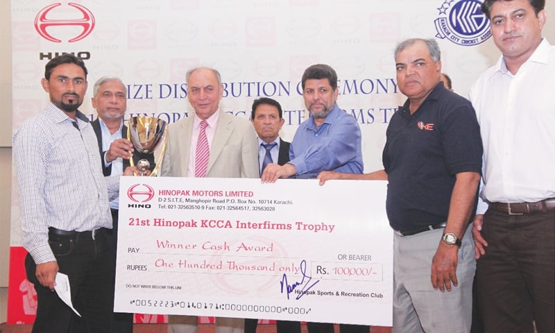 KARACHI: K-Electric skipper Javed Mansoor receives the winners&rsquo; cheque and the trophy from KCCA president 
Prof Ejaz Ahmed Faruqi at the 21st Hinopak Trophy prize-distribution ceremony.