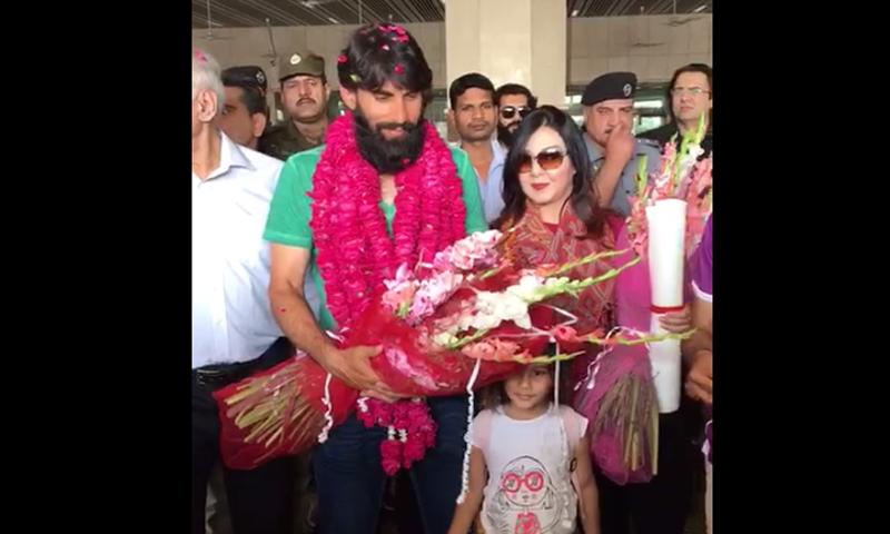 The cricketer was presented garlands and bouquets