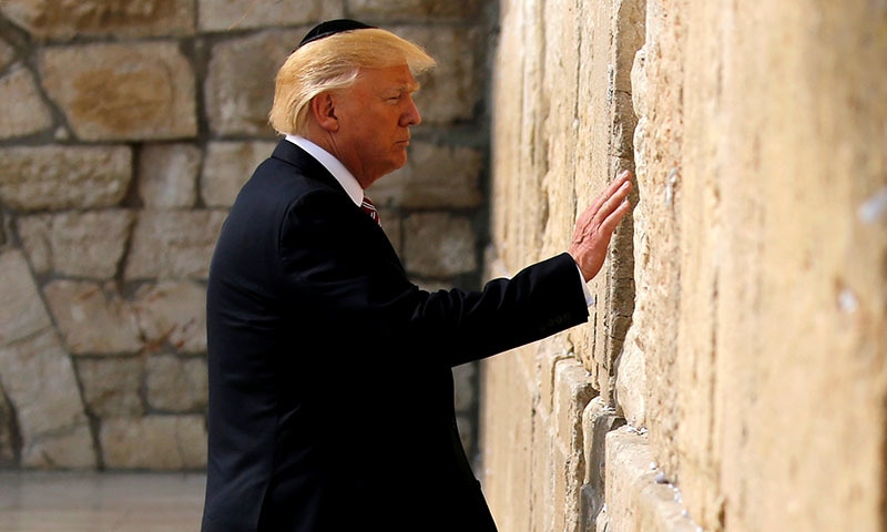 U.S. President Donald Trump prepares to leave a note at the Western Wall in Jerusalem.─Reuters