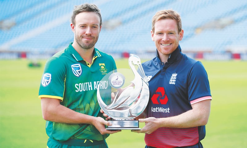 Rival captains A.B. de Villiers (L) of South Africa and England&rsquo;s Eoin Morgan pose with the one-day series trophy at Headingley.&mdash;Reuters