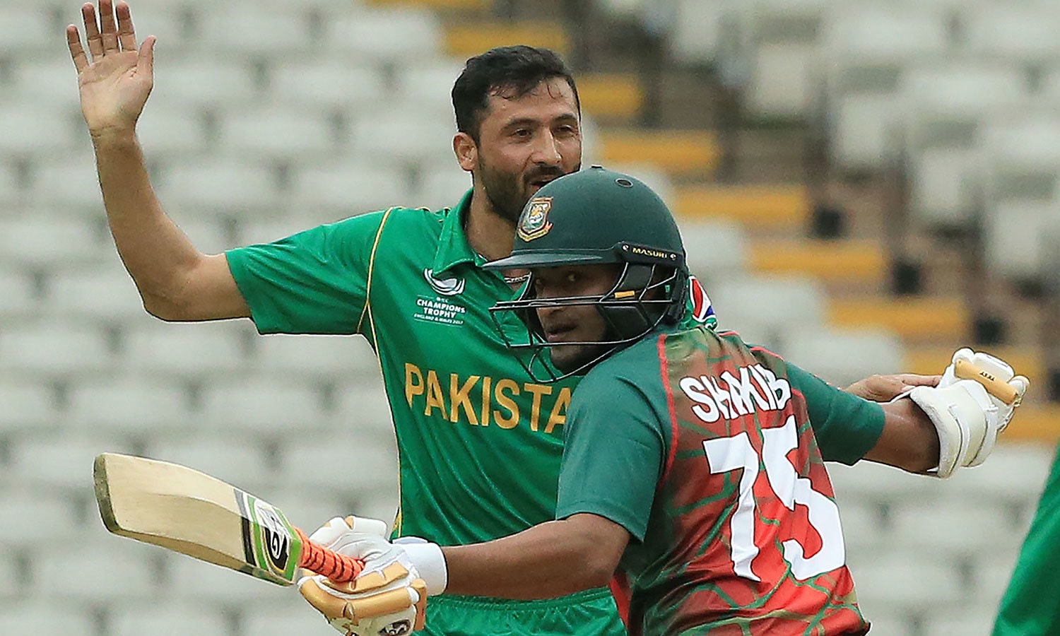 پاکستان کی جانب سے جنید خان نے سب سے زیادہ 4 وکٹیں حاصل کیں&mdash; فوٹو:اے ایف پی