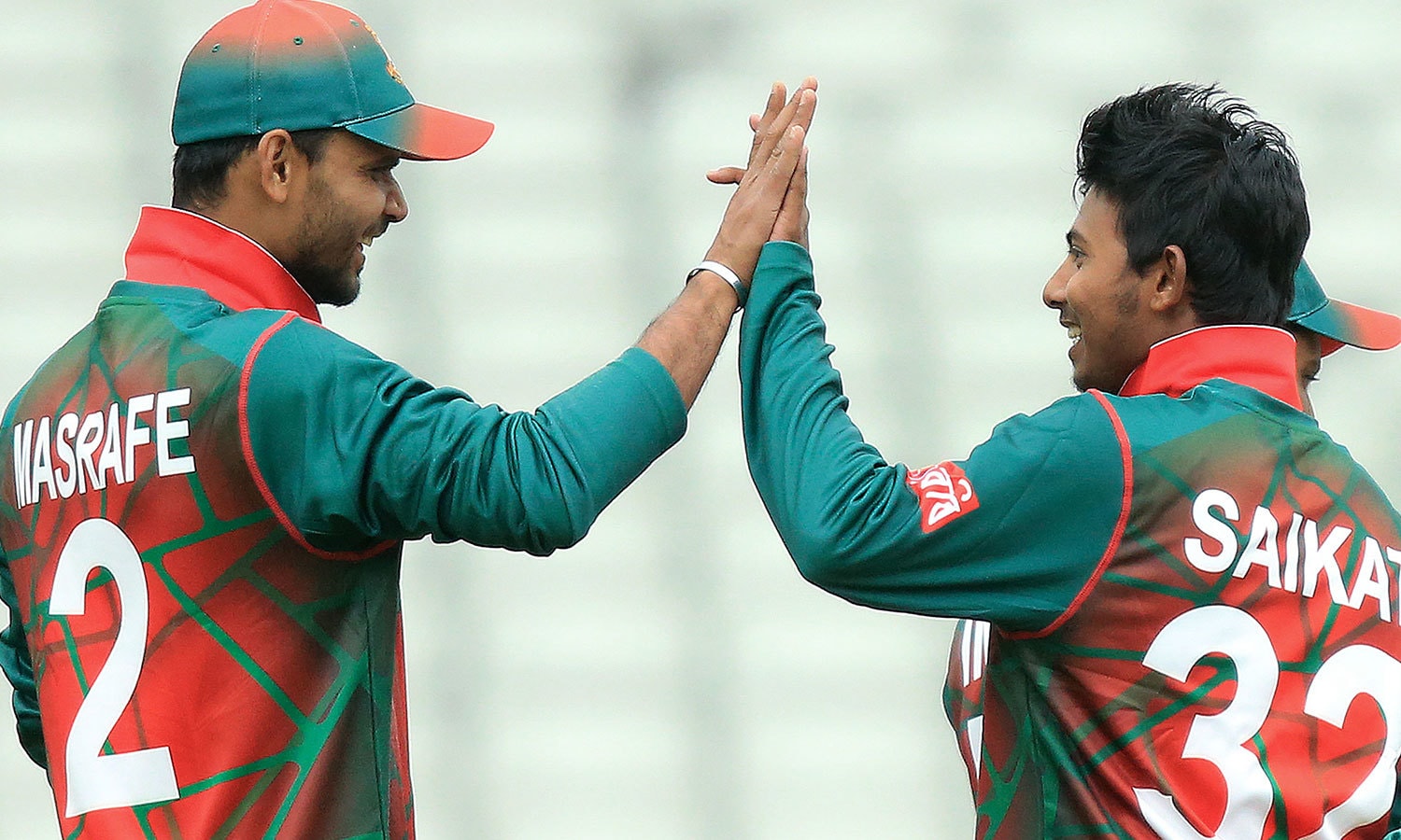 بنگلہ دیشی باولرزنے ابتدا میں پاکستانی بلےبازوں کو مشکلات سے دوچار کردیا&mdash;فوٹو: اے ایف پی