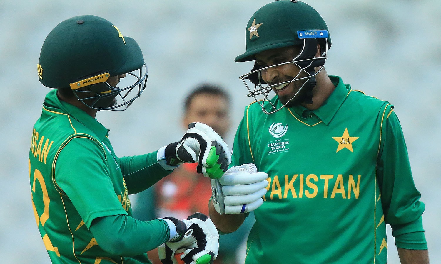 فہیم اشرف اور حسن علی نے اختتامی اوورز میں شاندار بلے بازی کا مظاہرہ کیا&mdash;فوٹو: اے ایف پی